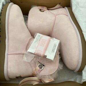 WOMENS BARBIE PINK UGG BOOTS BAILEY BOW BRAND NEW SIZE 8 W/ CLEANER KIT.